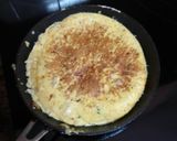 Foto del paso 4 de la receta: Tortilla de papas y batata con pimientos del padrón