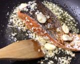 Foto langkah ke 3 dari resep Pan-seared salmon in garlic butter sauce and mango salsa.