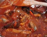 Foto langkah ke 5 dari resep Ikan kembung saus padang.