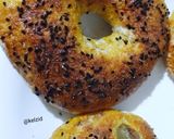 Une image de l'étape 5 de Bagels aux graines de nigelle et olives.