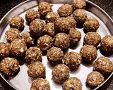 डिंक खजुर सुकामेवा लाडू (dink khajur sukhamewa laddu recipe in marathi) रेसिपी स्टेप 4 फोटो 