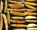 Foto del paso 3 de la receta: Papas cuña al horno, súper crocantes 🤩
