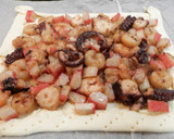 Foto del paso 4 de la receta: Hojaldre de pulpo y gambas, con palitos de surimi