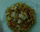 Foto langkah ke 4 dari resep Mi goreng simpel.