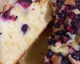 Foto del paso 4 de la receta: Bizcocho de moras y arándanos con chocolate blanco