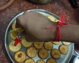 બિસ્કીટ પીઝા (Biscuit Pizza Recipe In Gujarati) રેસીપી સ્ટેપ1ફોટો