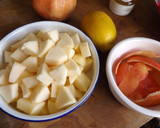 Foto del paso 1 de la receta: Daditos de manzana rosada, especiados y con granada fresca