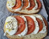 Pas rețetă Salata Caprese 🍅🥖🤩pe o felie de pâine 1 fotografie