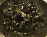 Foto del passaggio 2 della ricetta Cozze alla bretone con panna