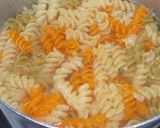 Foto del paso 2 de la receta: Fideos tricolor en ensalada con texturas y sabores varios