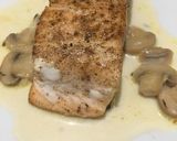 Foto langkah ke 4 dari resep Fried Salmon with Mushroom Sauce.