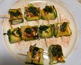 Foto del passaggio 4 della ricetta Involtini di zucchina e feta scottati con salsa menta e peperoncino o pepe rosa