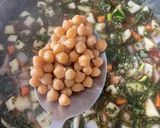 Une image de l'étape 5 de Soupe aux légumes, pois chiches et lardons.
