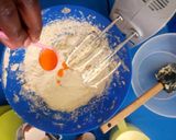A picture of step 3 of Spongy passion cupcakes.