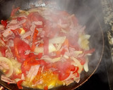Foto del paso 2 de la receta: Lacón con pimientos de piquillo con ajo encebollado
