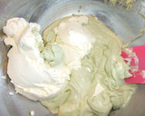 Foto del paso 2 de la receta: Postre navideño con bizcochos de frambuesa y crema de mascarpone con té verde Matcha