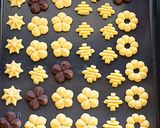 Foto del passaggio 3 della ricetta Biscotti con la spara biscotti: tutti con un solo impasto!