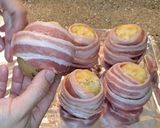 Foto del paso 8 de la receta: Papas rellenas con queso envueltas en tocino🌺