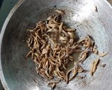 Foto langkah ke 1 dari resep Ikan teri sambal.