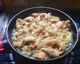 Foto langkah ke 2 dari resep Kulit Ayam Crispy With Egg and Cheese.