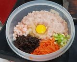 Foto langkah ke 2 dari resep Sawi Gulung Isi Ayam Udang.