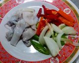 รูปขั้นตอนการทำที่ 1 ของ ปลาหมึกผัดพริก