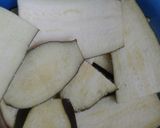 Foto del paso 1 de la receta: Berenjenas con cebolla y huevo