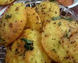 A picture of step 3 of Rawa masala idli with onion chilli Chutney.