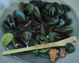 Foto langkah ke 1 dari resep Kerang Hijau Saus Tiram.