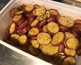 Une image de l'étape 5 de Pommes de terre roseval rôties aux épices, ail, échalotes et origan.