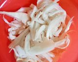 Foto langkah ke 1 dari resep Tumis jamur tiram kulit ayam.