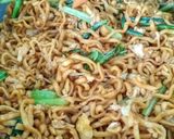 Foto langkah ke 5 dari resep Mie goreng sederhana.