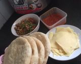 Hình bước làm 4 của món Pizza nhân thịt heo bằm sốt cà chua