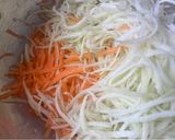 A picture of step 1 of Som tum (Thai green papaya salad).