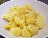 Foto del paso 3 de la receta: Salmón al horno sobre puré de boniato con ensalada