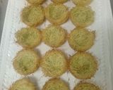 A picture of step 3 of Konafah pistacio with cream.