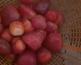 A picture of step 1 of Strawberry lassi.