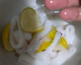 Foto langkah ke 1 dari resep Cumi goreng tepung.
