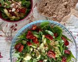 Foto del paso 5 de la receta: Ensalada de rúcula, tomates secos, palta y frutos secos
