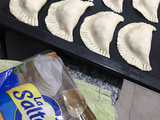 Empanadas de pollo con salsa blanca