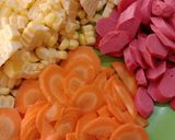 Foto langkah ke 1 dari resep Tumis sosis sayuran sederhana.