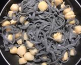 Hình bước làm 2 của món Mì than tre sò điệp xào bơ tỏi topping phomai rắc