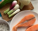 Foto del paso 1 de la receta: Salmón y cebollas en airfryer, con ensaladita de rúcula