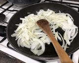 Foto del paso 2 de la receta Salchichas encebolladas y vino blanco