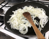 Foto del paso 2 de la receta: Salchichas encebolladas y vino blanco