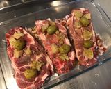Une image de l'étape 6 de Côtes de porc aux olives bicolores et échalotes.