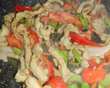 Foto del paso 5 de la receta: Fajitas de cerdo al pimiento