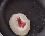Foto del paso 2 de la receta: Panquecas de yuca y queso rellenos de dulce de guayaba🥯🥞🧀