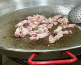 Foto del paso 3 de la receta: Arroz con costillas, panceta y ajos tiernos 🌞