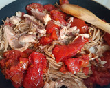Foto del paso 2 de la receta: Noodles con caballa y tomate asado